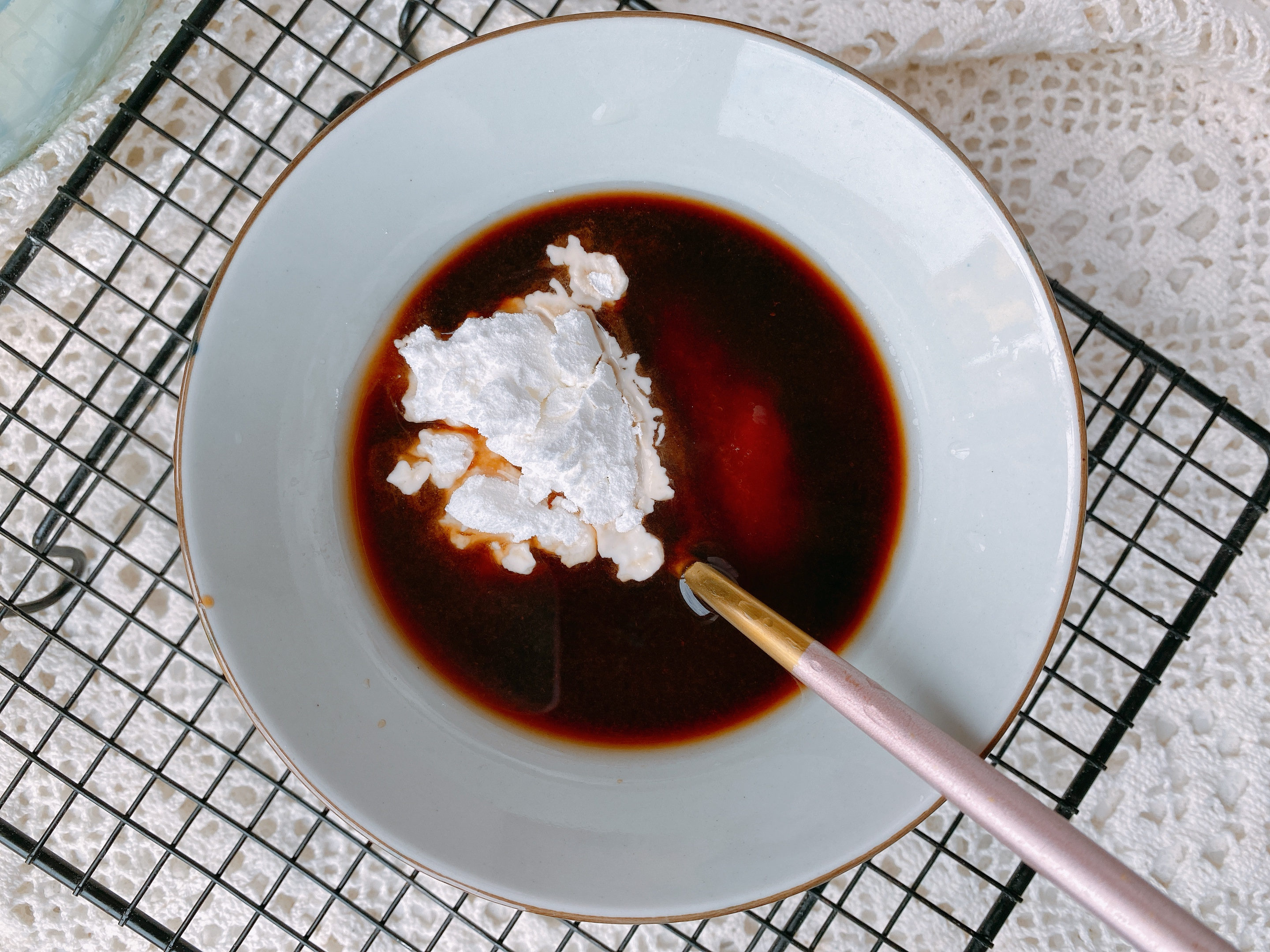 夏季开胃菜糖醋藕，掌握3个重点，色泽红亮不发黑，口感脆嫩酸甜