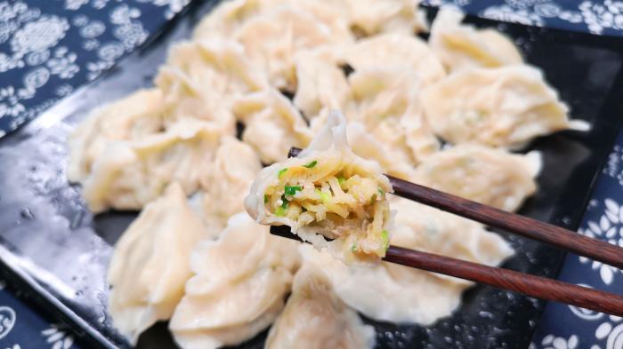 煮速冻饺子，最忌水开下锅，老面点师：牢记3点，饺子鲜香不破皮