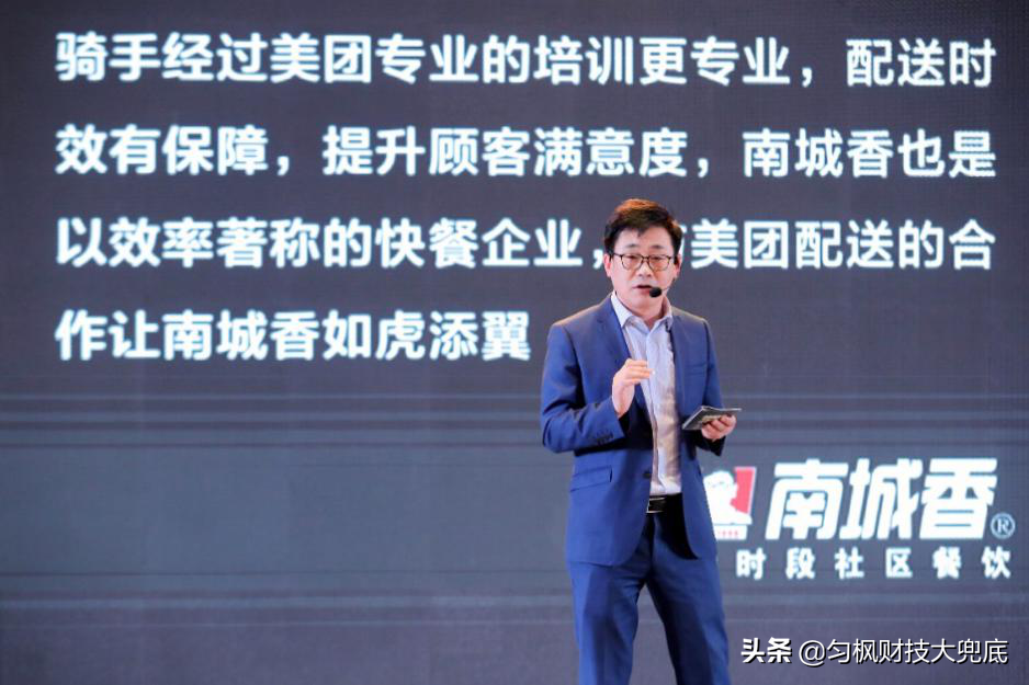 感动！这些美团小哥撑起了一座城市