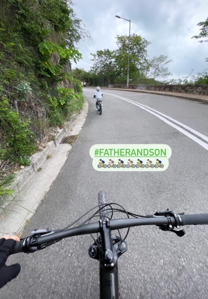 霍启刚带子女逛书店，霍中曦霍中妍手牵手画面有爱，兄妹感情超好