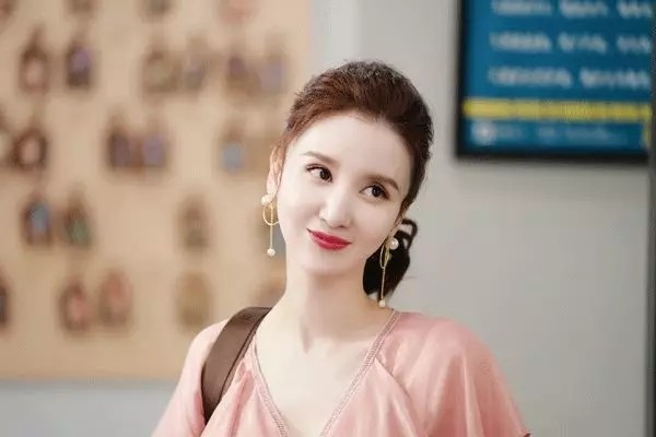 张月|不打不相识的张萌张月同台力破不和传闻 结果背后蓝色烟花被调侃坏了