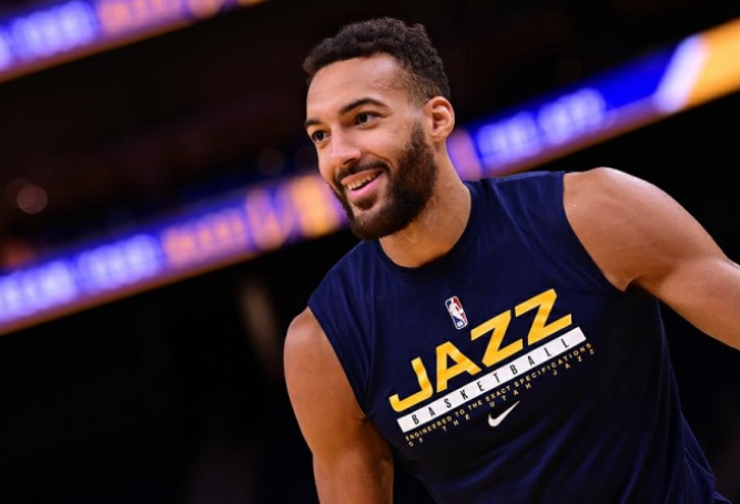 官宣！2亿中锋斩获大奖，4年3度当选DPOY，字母哥仅第4