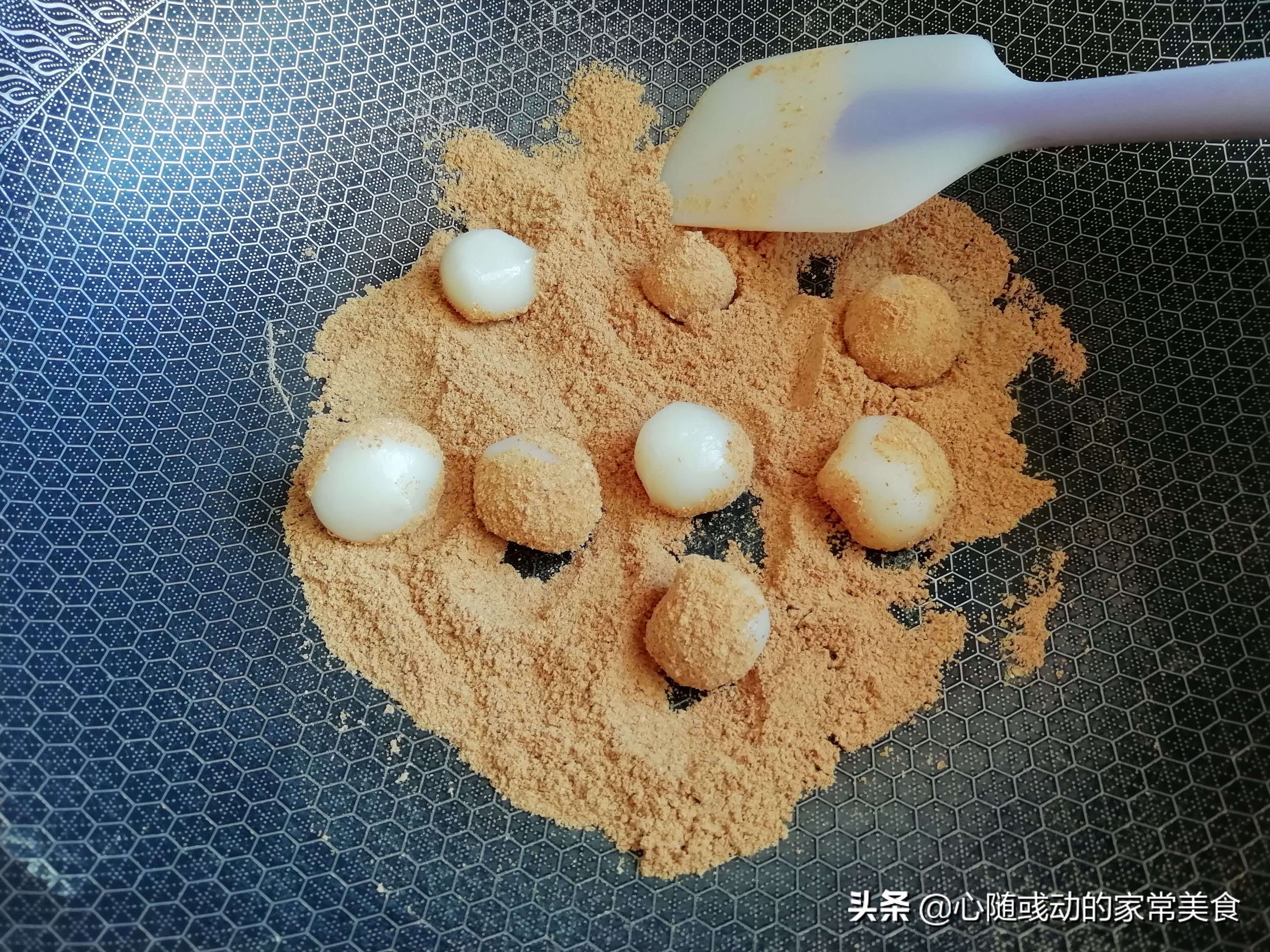 開春後，多做這個吃，不煎不炸，蒸一蒸裹上一物就能吃，香甜軟糯