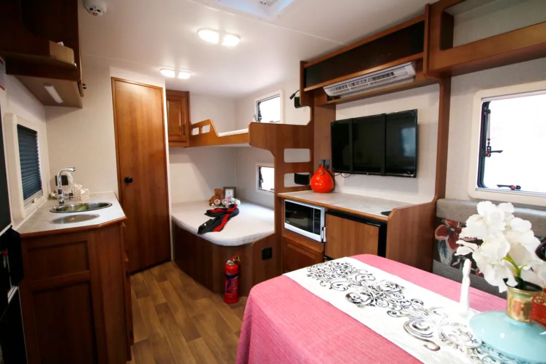 巨威460B美式豪華拖掛房車 實木家具 后縱子母床版