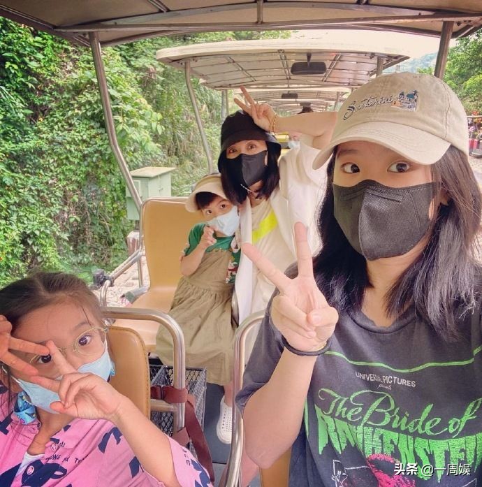 賈靜雯一家五口出遊，梧桐妹身高出眾，修傑楷鬍子邋遢顯蒼老