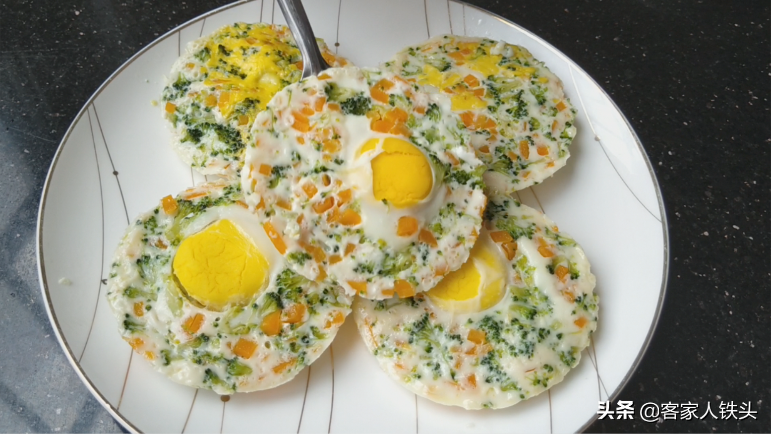 暑假早餐怎么吃？5个鸡蛋1朵西兰花，入锅简单做，营养好吃又便宜