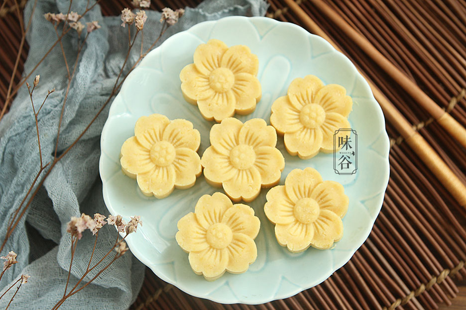 夏季就适合吃这糕点，自己在家也能做，冰冰凉凉，清热又解暑