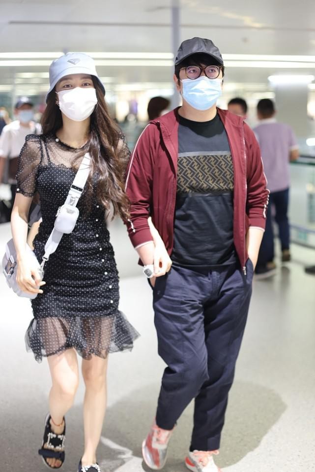 吉娜当了妈也这么美，穿T恤牛仔裤看着身材没走样，素颜挺耐看