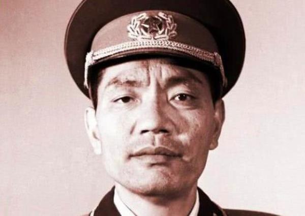 开国将军想家，回老家看望母亲，却发现母亲正