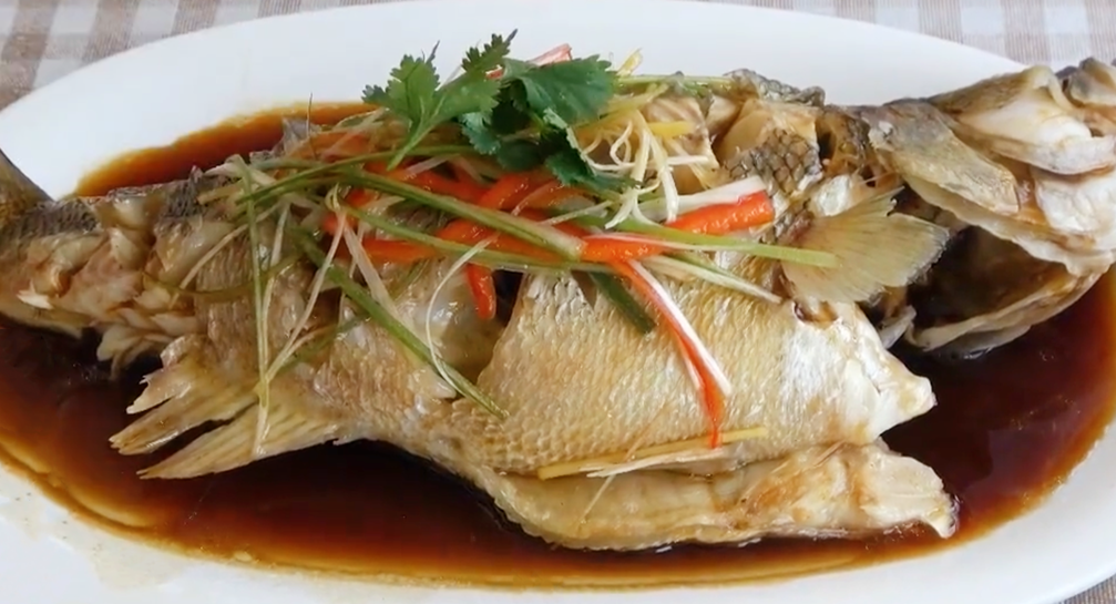 清蒸魚切記別放料酒和鹽，教你正確做法，魚肉鮮嫩多汁，不腥不老