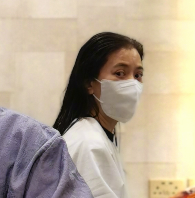 张智霖陪老婆理发宠溺放闪，夫妻恩爱同框，袁咏仪眼神抢镜