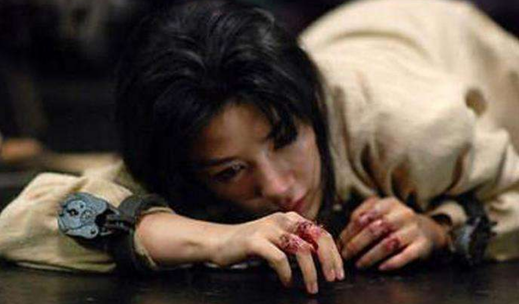 她因劝皇帝上早朝被冷落，后被大臣陷害致死，