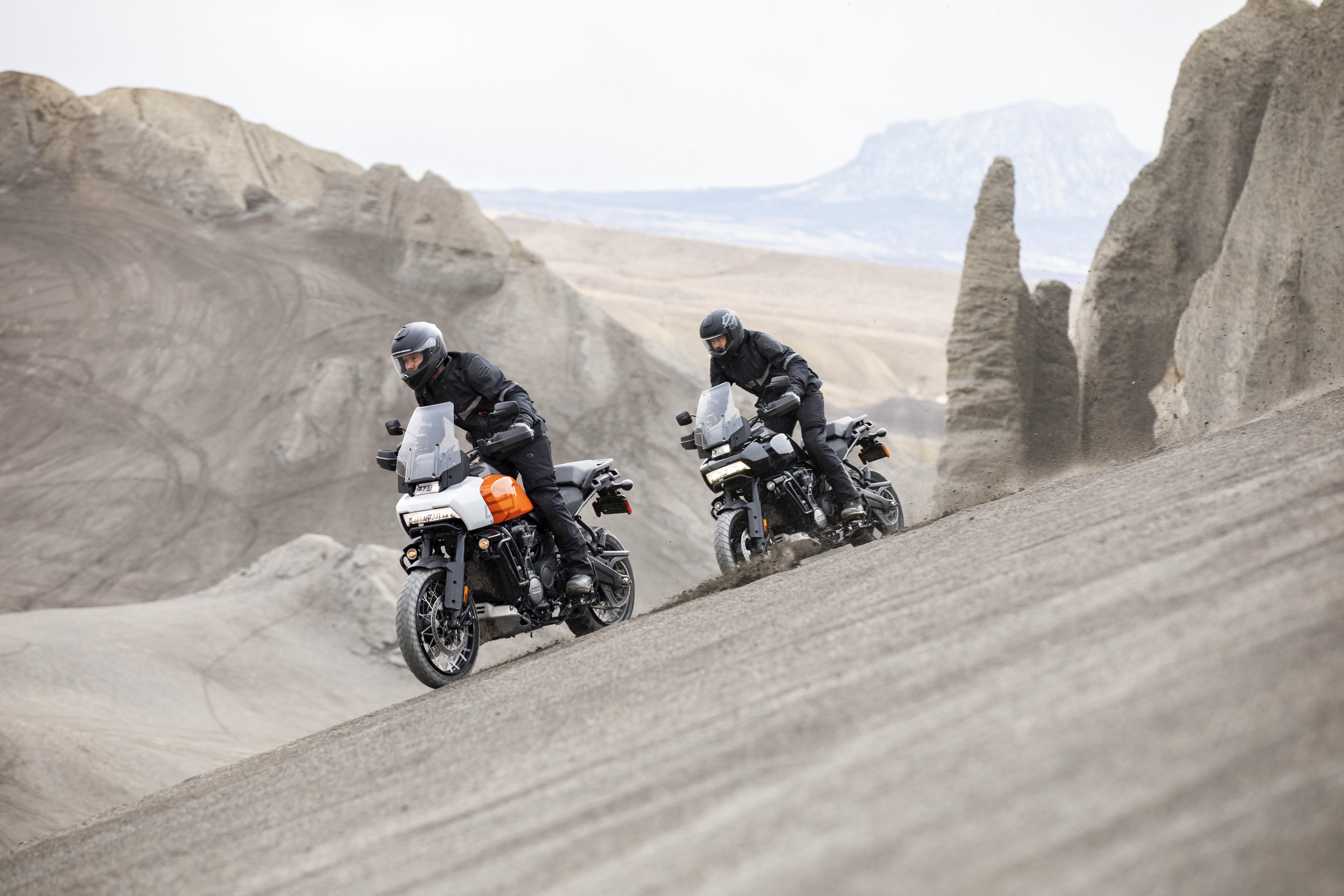 哈雷黑科技跨界车泛美1250发布