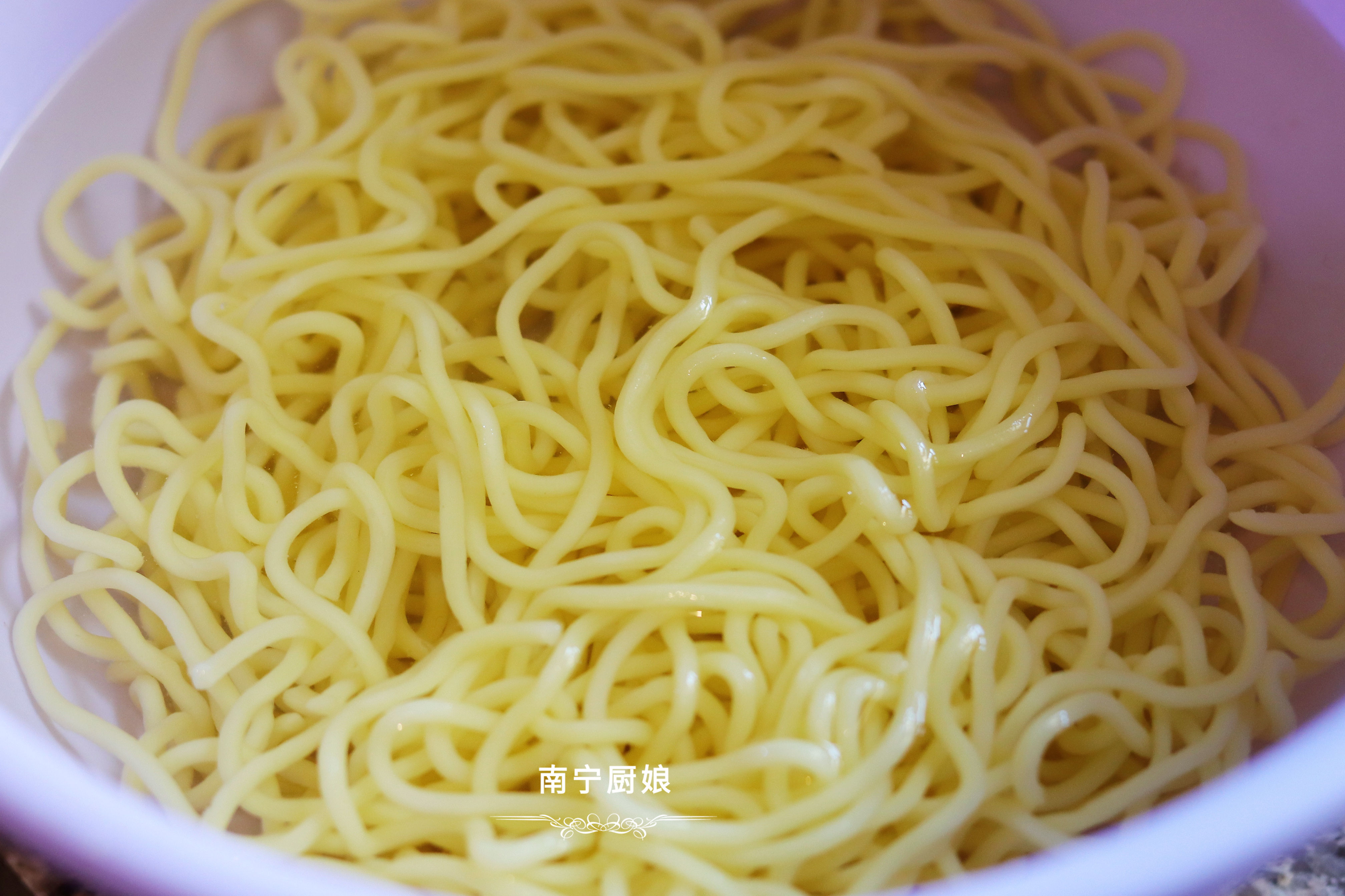 做炒麵很多人第一步就做錯了，難怪不好吃，酒店大廚教你正確做法