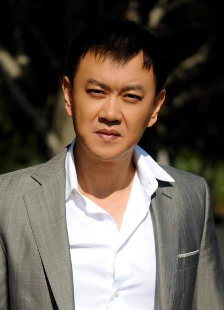 身价50亿富豪把演戏当爱好，专爱跑龙套，张嘉译