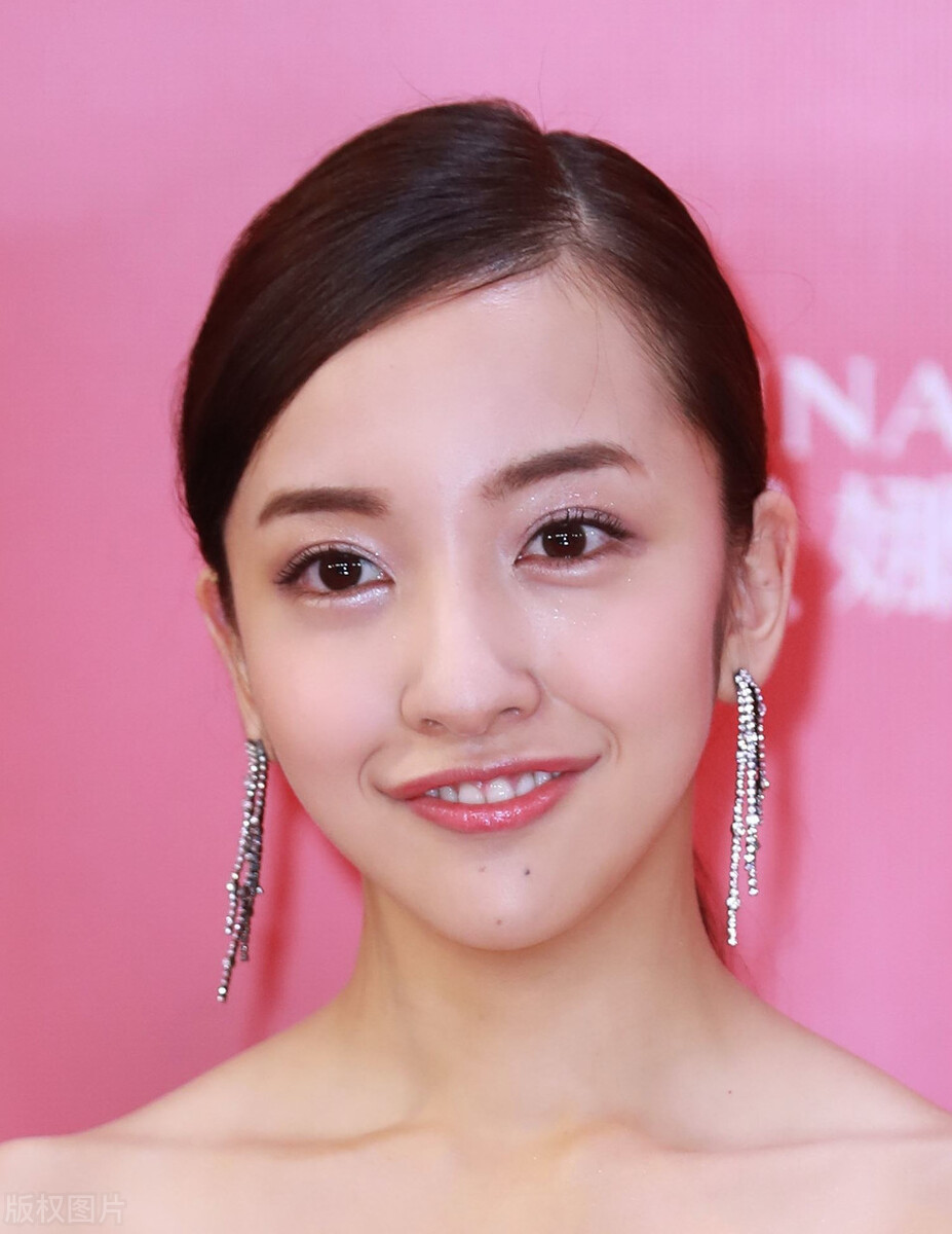Akb48板野友美丰满的腹部配合连衣裙造型太可爱了 头条汇