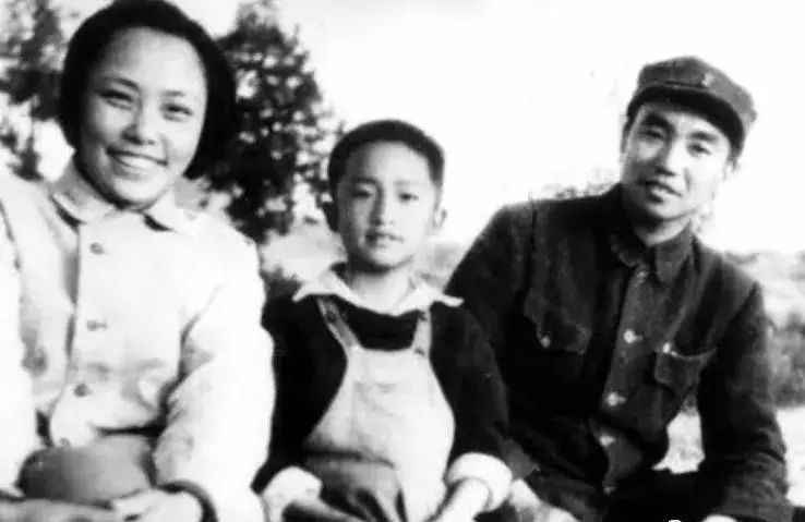 萧克之妻蹇先佛：18岁参军，长征路上生孩子，今