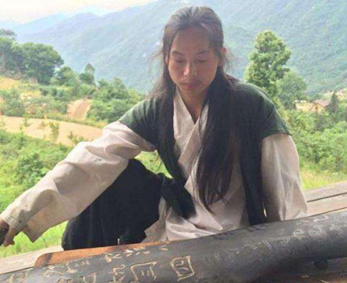 男子隐居海拔千米深山8年，跟女弟子结婚生娃，