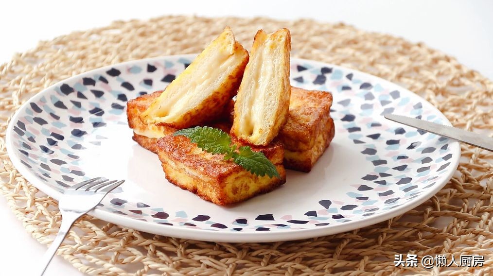 Don’t just make sandwiches for toast. Add milk and 2 eggs to make it more delicious.