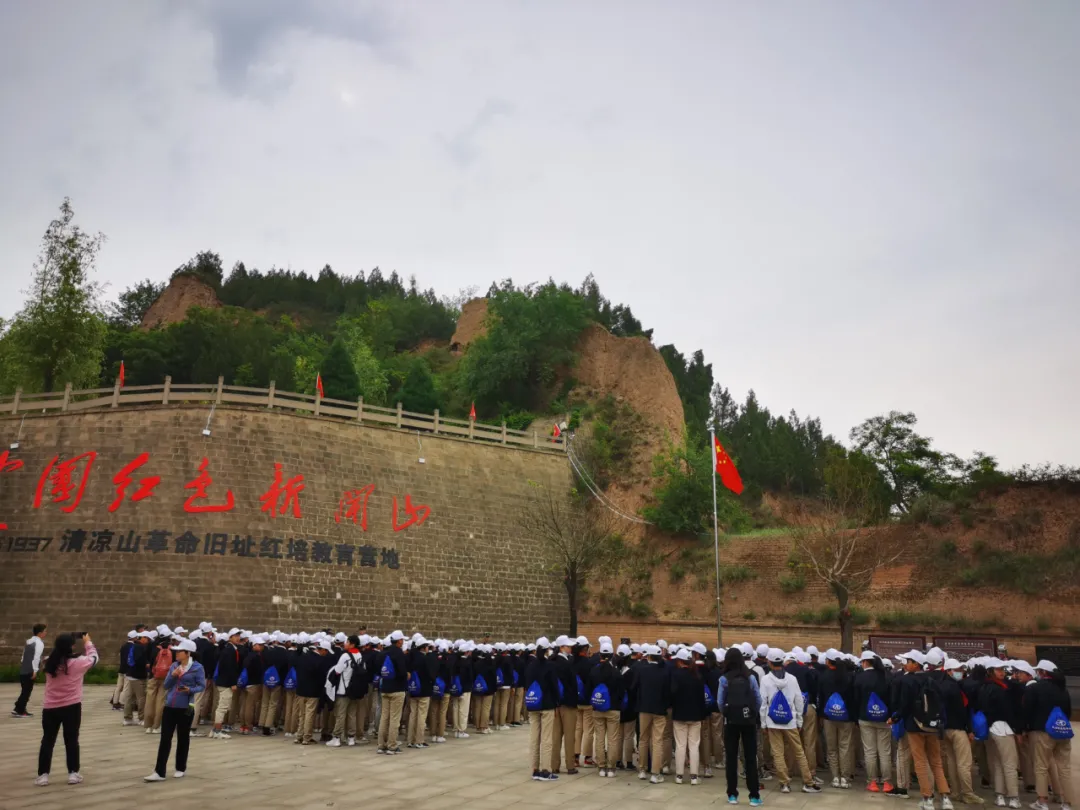 跟随600名学子的脚步,一起去了解延安最有文化的一座山