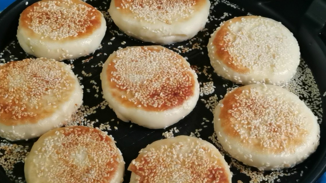 芝麻酥饼在家简单做，外酥里软又香甜，不用烤箱也可以酥得掉渣