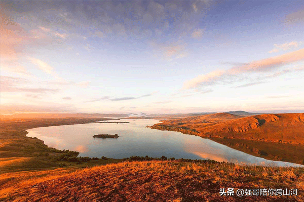 It turns out that the grassland is not only vast and magnificent, but also full of tenderness, watching the lakes and mountains, and enjoying the beautiful sunset
