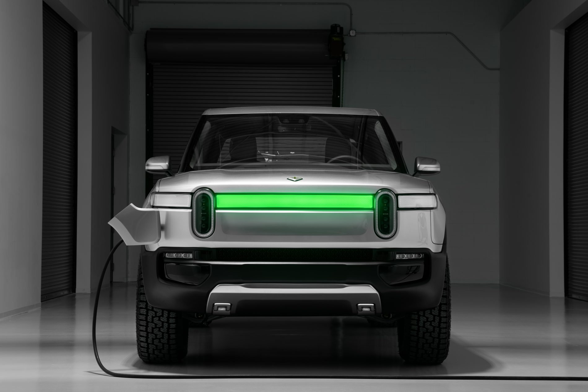 里维安Rivian R1T和R1S将出示车对车相互之间电池充电作用