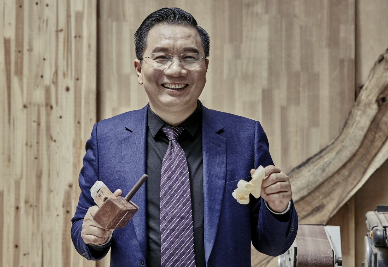 千万买劳斯莱斯，同款衣服定制100套，车建新美凯龙陷入危局？