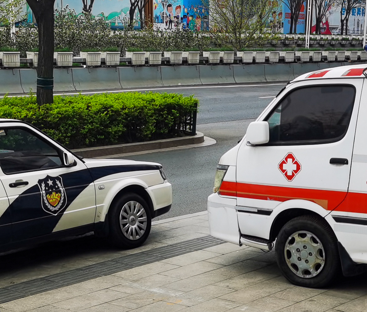 黑救护车的隐秘江湖:买通护工保安揽客,用拳头打跑同行,有家族成员因