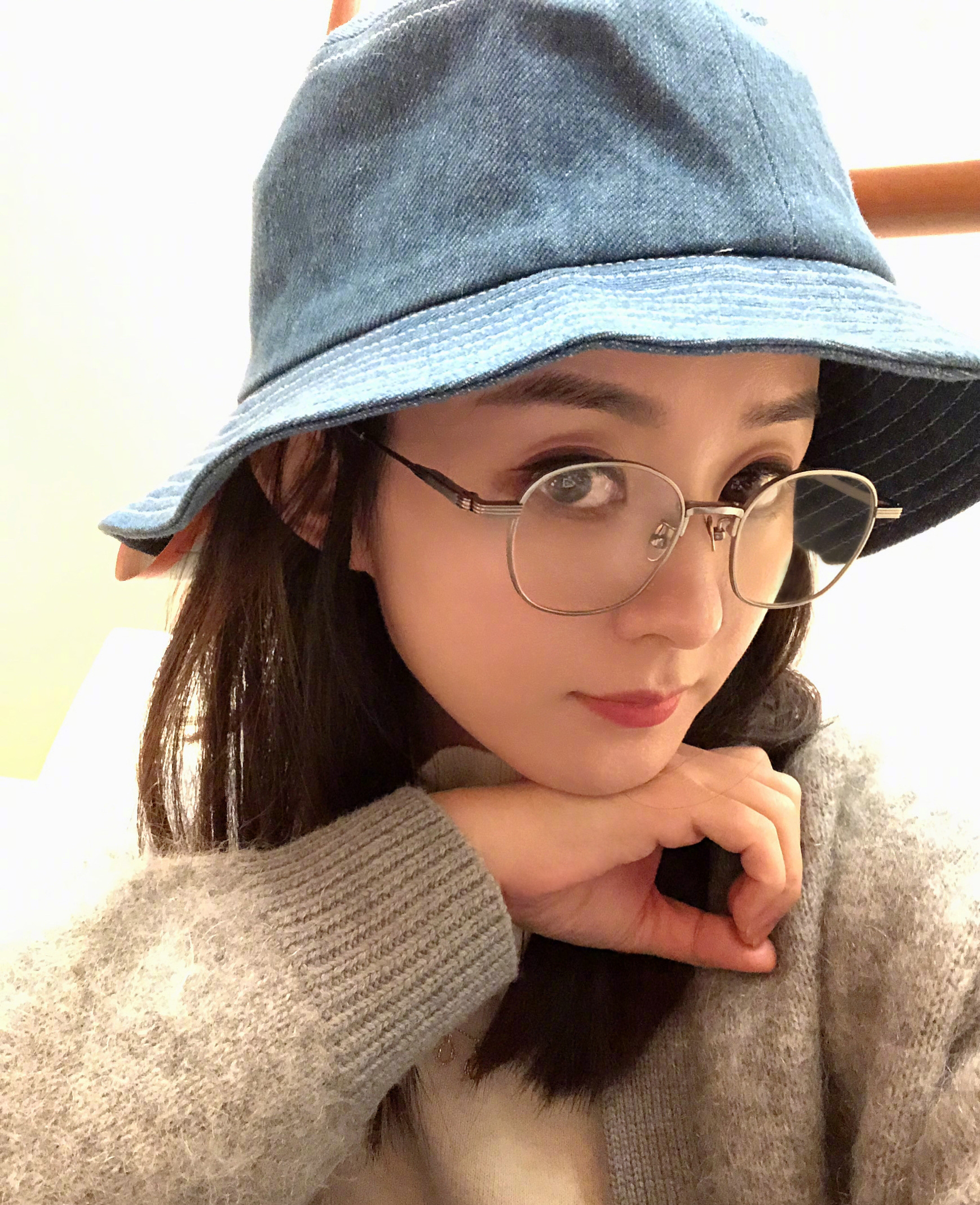 冯绍峰赵丽颖晚上散步，恩爱甜蜜，网友：狗粮