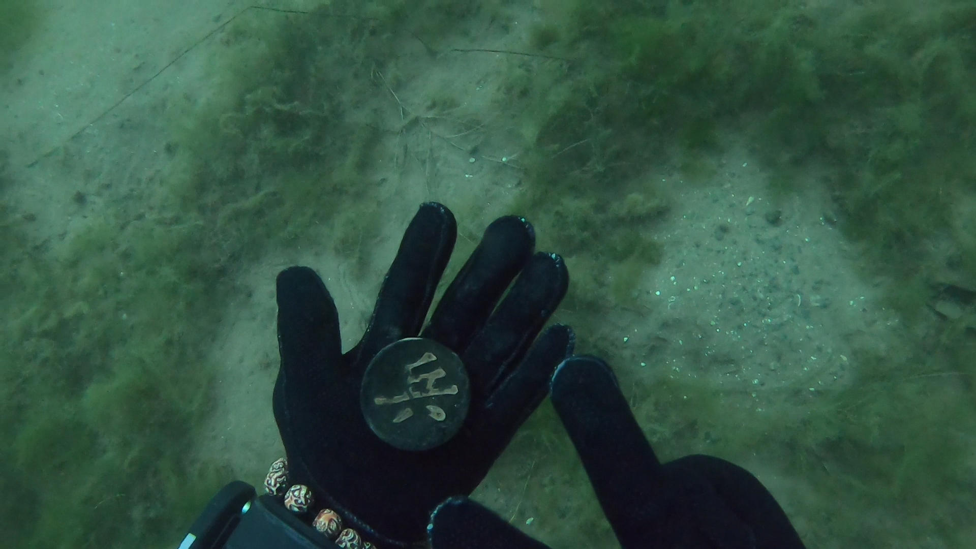 90万人围观的“寻宝游戏”，云南退伍老兵深入水底捡垃圾