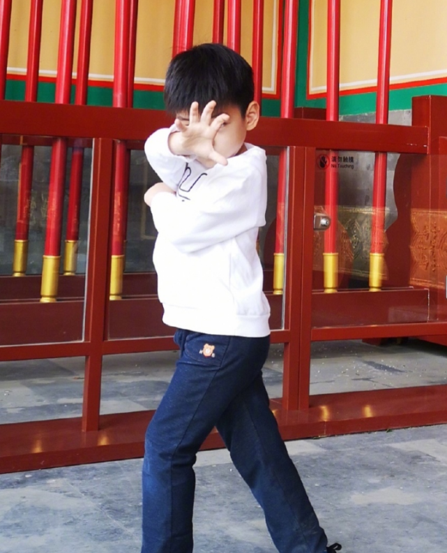 陈妍希掐点为老公庆生超甜蜜，晒陈晓父子俩睡觉照，星星睡姿可爱