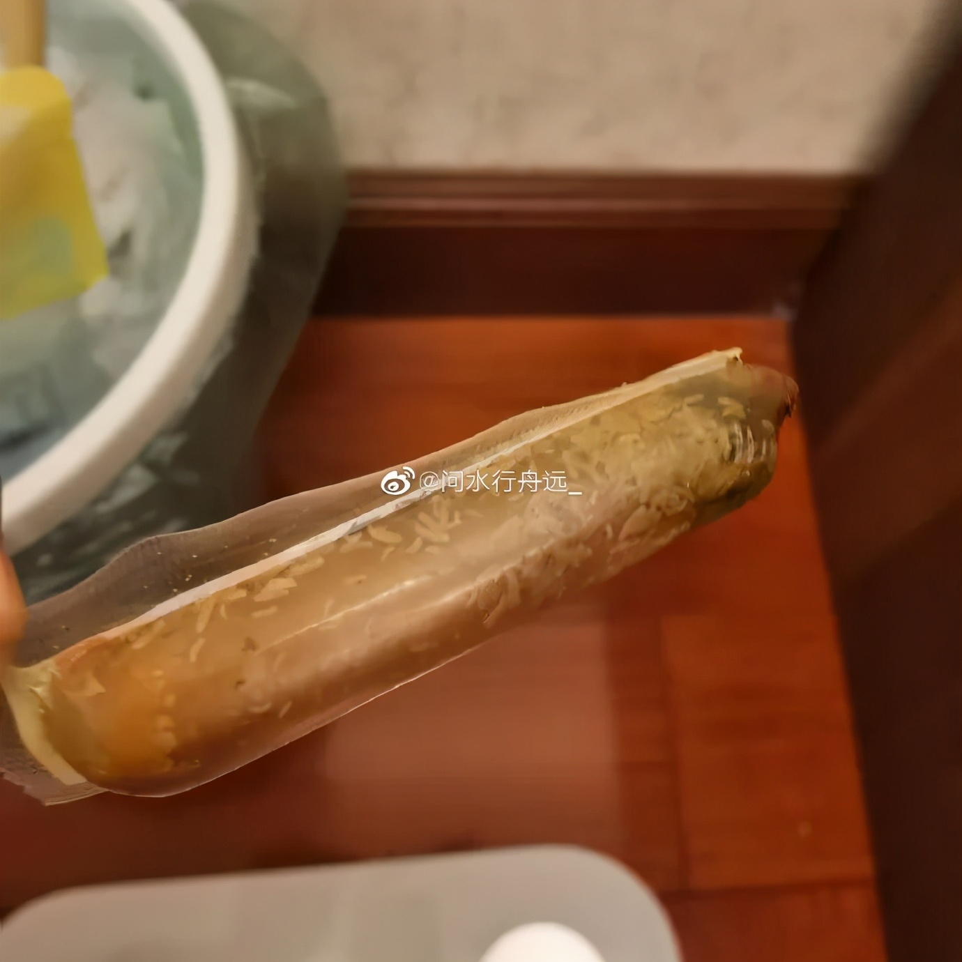 良品铺子被曝鸡肉肠生蛆，客服：赔1000元删帖？公司回应