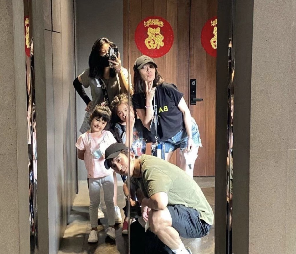 梧桐妹曬全家福身高已超賈靜雯，咘咘波妞穿搭太老氣全靠顏值支撐