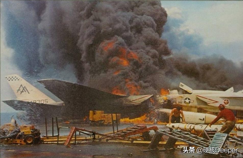 航母出战，刚到战场就自爆了！搬起石头砸自己的脚？美国很在行