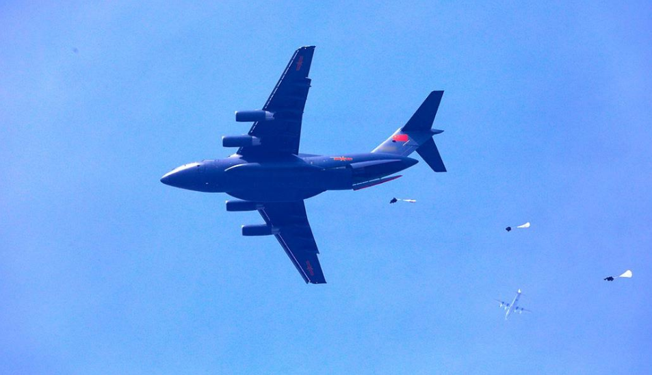 空中武器库，美军实验C130运输机发射导弹，性价比超过专业轰炸机