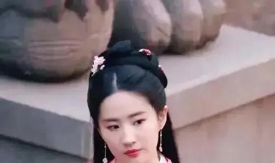 Below far Yi Fei seeing Liu and old dawn bridge opening in be passionately in love... it is # Liu Yifei so Chen Xiao pulls hand road to appear #