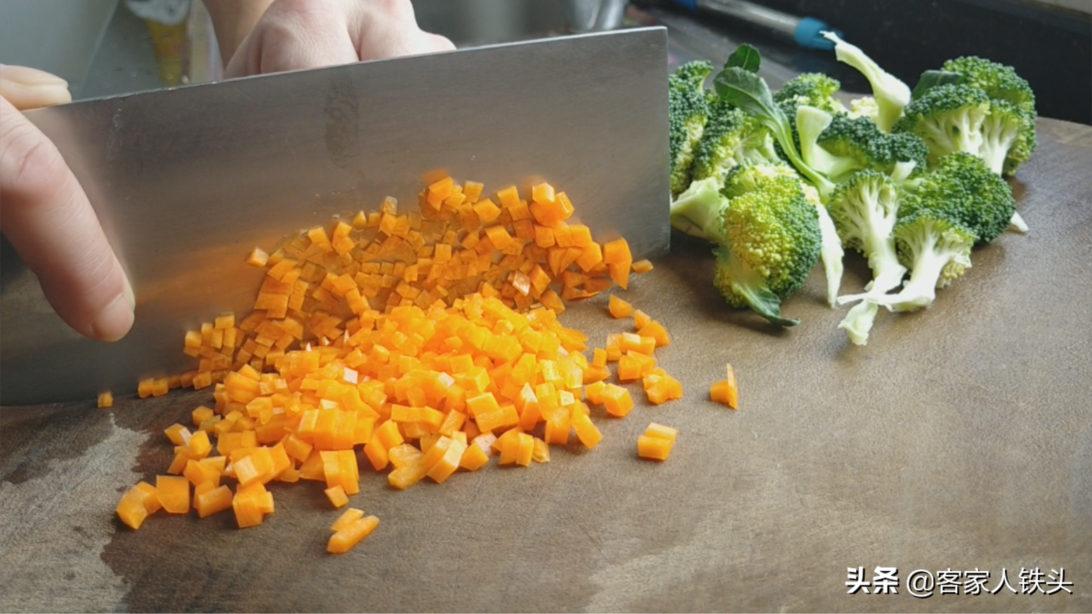 暑假早餐怎么吃？5个鸡蛋1朵西兰花，入锅简单做，营养好吃又便宜