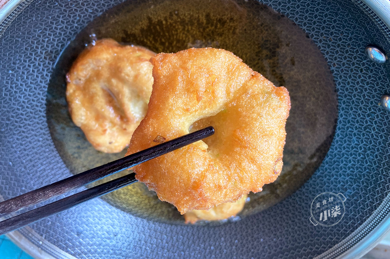 30分钟快速葱油饼做法，不揉面不擀面，蓬松暄软，放凉也不硬