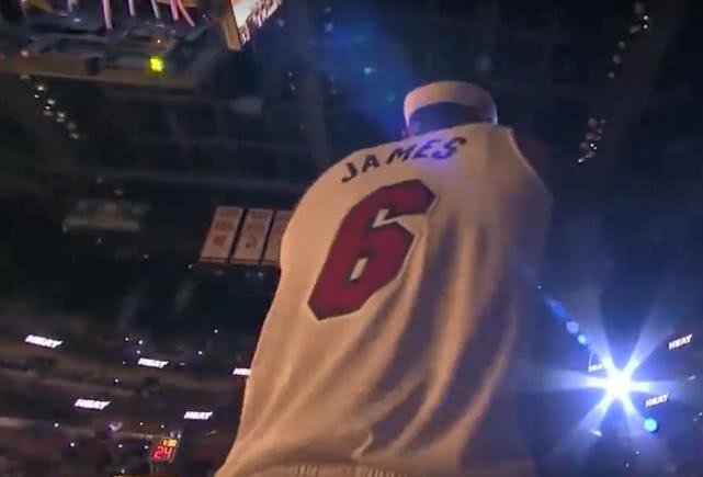 經典戰役回顧！詹姆斯單場轟下61分，戴上面具的詹皇化身得分狂人