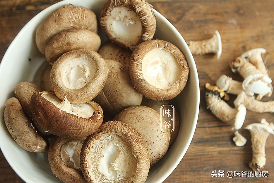 买香菇时，干香菇和鲜香菇哪个才好？原来差别可大呢，别再买错了