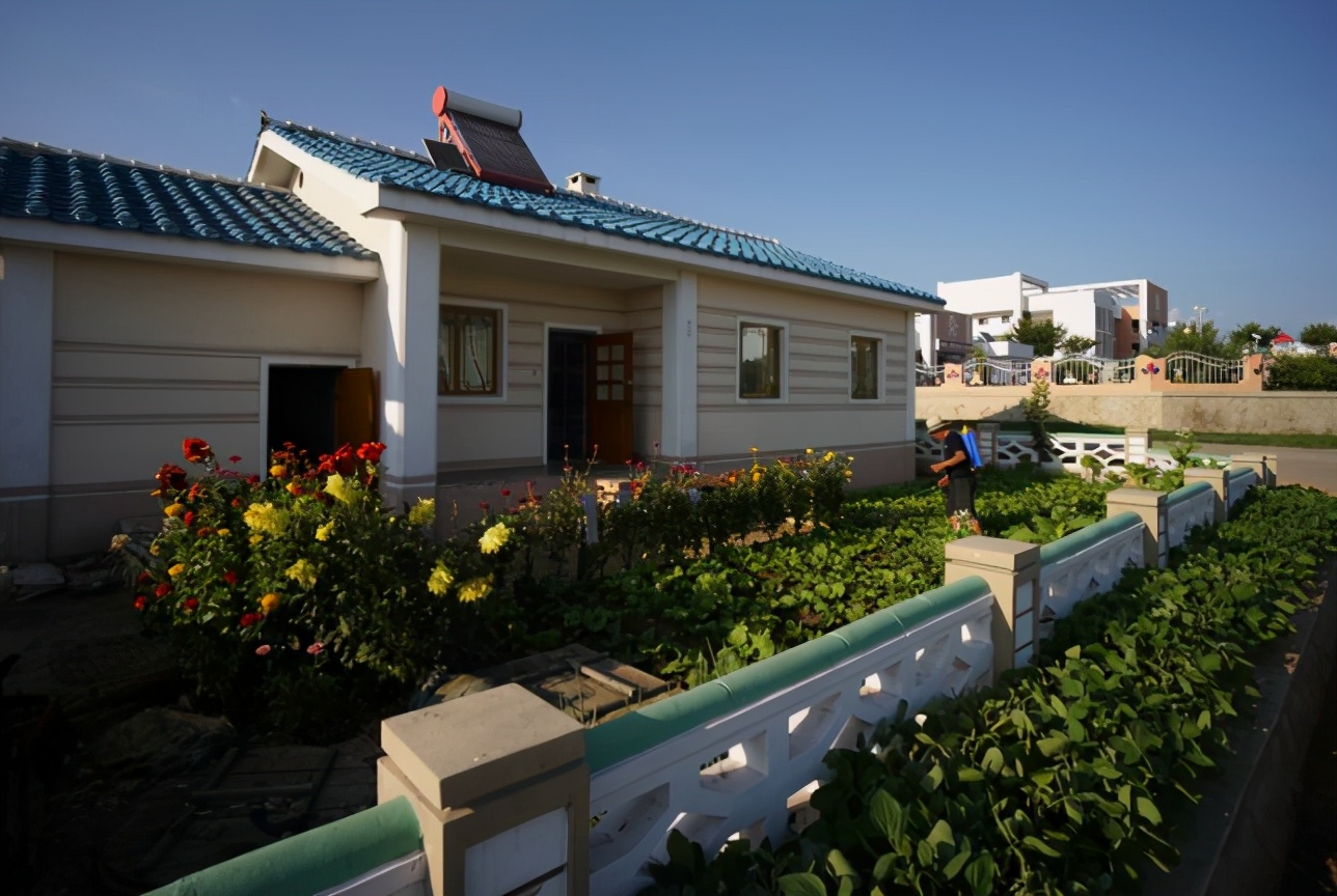 The wealthy people in the North Korean countryside live in exquisite