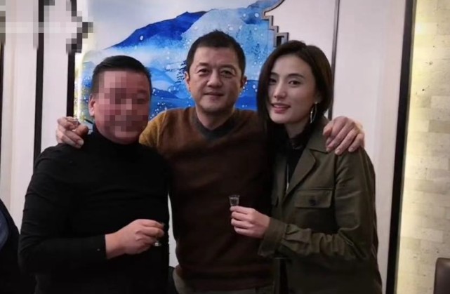 李亚鹏带新女友应酬，席间敬酒合影，这都是以