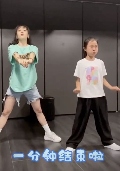 李小璐晒女儿练舞蹲马步，甜馨忍痛坚持惹人疼，网友直呼像贾乃亮