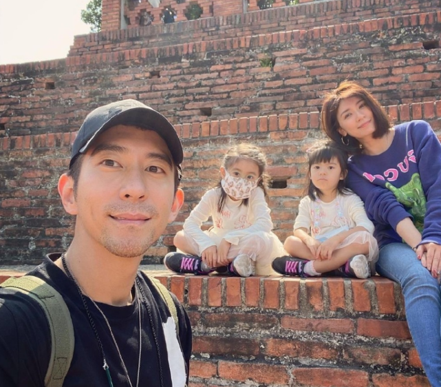 賈靜雯曬倆女兒近照，波妞穿紗裙抿嘴笑，被媽媽調侃：繼續裝淑女