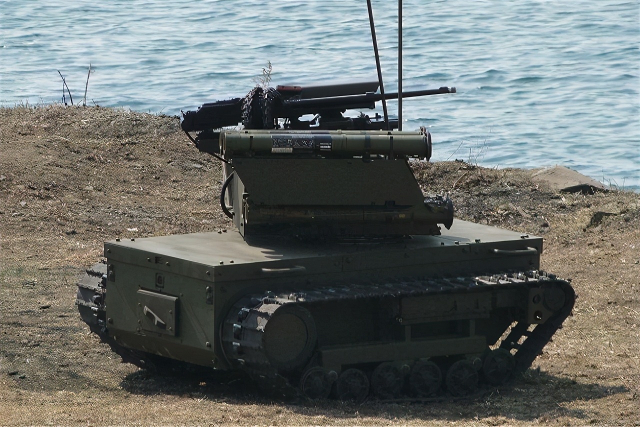 兩印造地面作戰機器人，有的像嬰兒車，有的直接用手扶拖拉機改裝