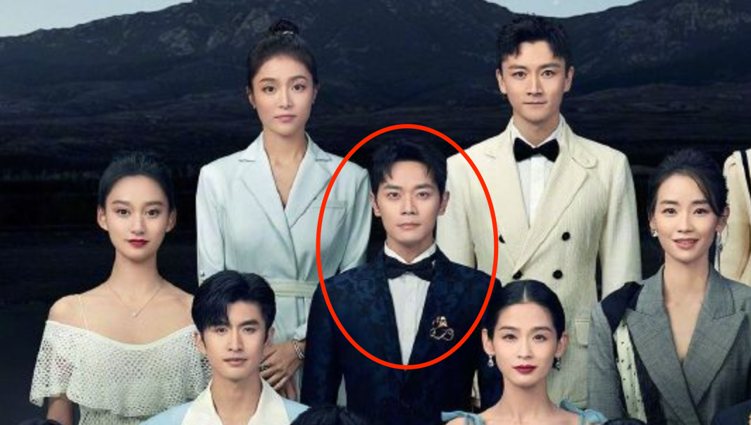 大合照体现地位：周冬雨千玺稳站C位，范丞丞挤