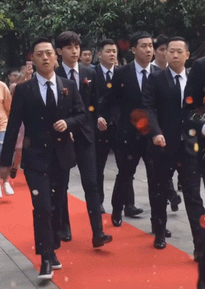 邓伦又当伴郎！穿帅气西装提礼物一路小跑，戴清宫头饰被伴娘捉弄