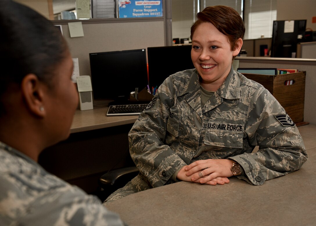 美国女兵众生相，占比2成，服役生活辛苦忙碌，高颜值能拍宣传照