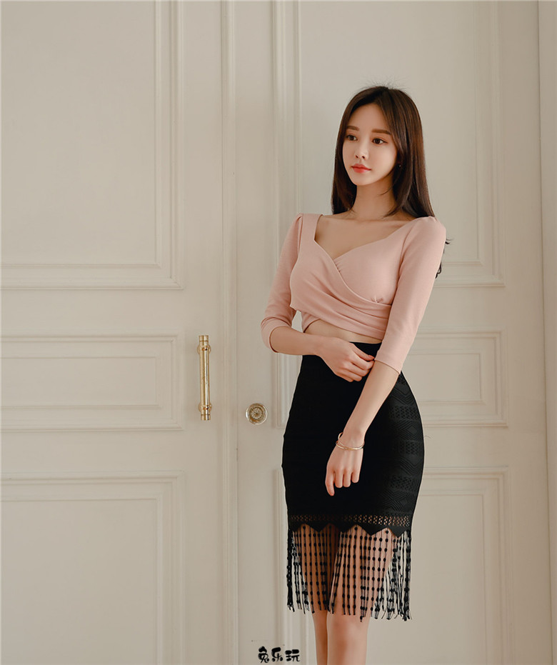 孙允珠:彩虹蜜糖雾粉雅黑流苏拼搭裙